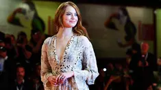 Aktris Emma Stone berpose saat tiba menghadiri pemutaran film "The Favorite" selama Festival Film Venice ke-75 di Venice Lido, Italia, (30/8). Emma Stone tampil cantik dengan gaun transparan warna krem. (AFP Photo/Vincenzo Pinto)