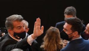 Joan Laporta saat menyapa Lionel Messi di acara pelantikannya menjadi presiden Barcelona (AFP)