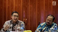 Menag Lukman Hakim Saifuddin (kiri) didampingi Ketua Ombudsman Amzulian Rifal (tengah) memberi keterangan di Kantor Ombudsman Jakarta, Rabu (4/10). Dalam hal ini Ombudsman RI membahas kasus First Travel dan tata kelola umrah. (Liputan6.com/JohanTallo)