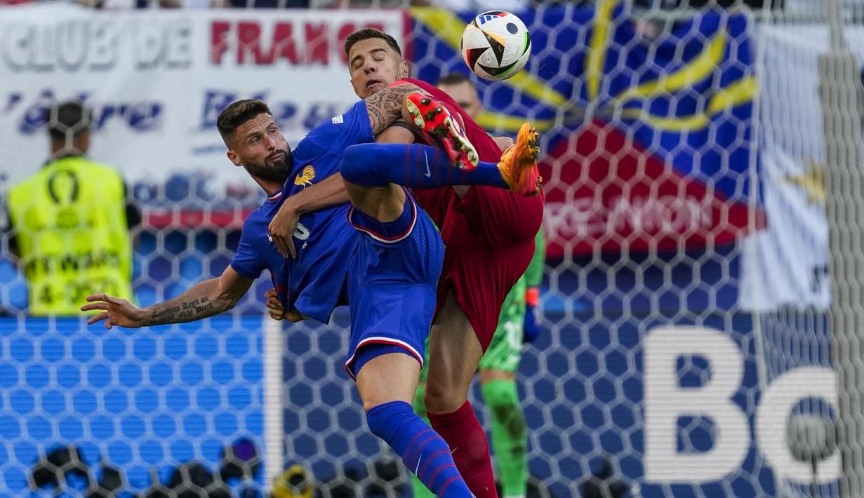 Penyerang Prancis Olivier Giroud berebut bola dengan bek Polandia Jan Bednarek pada matchday 3 Grup D Euro 2024 di Signal Iduna Park, Selasa (25/06/2024) malam WIB. (AP Photo/Darko Vojinovic)