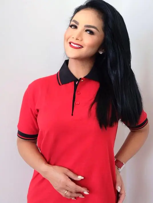 Tak hanya warna-warna kalem, Krisdayanti juga tak segan memilih warna berani seperti merah. Kali ini, wanita 47 tahun tersebut tampil cantik dengan kaus model polo berwarna merah.(Liputan6.com/IG/@krisdayantilemos)