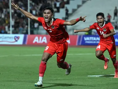 Penyerang Timnas Indonesia U-22 Muhammad Ramadhan Sananta (kiri) berselebrasi setelah mencetak gol ke gawang Thailand pada babak pertama final SEA Games 2023 di National Olympic Stadium, Kamboja, Selasa (16/5/2023). (Photo by MOHD RASFAN / AFP)