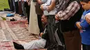 Warga Palestina gelar salat Istisqa di Kota Gaza, Palestina, Rabu (16/11). Kemarau yang melanda beberapa bulan terakhir di Gaza menyebabkan krisis air dan memperburuk kondisi pertanian. (REUTERS)