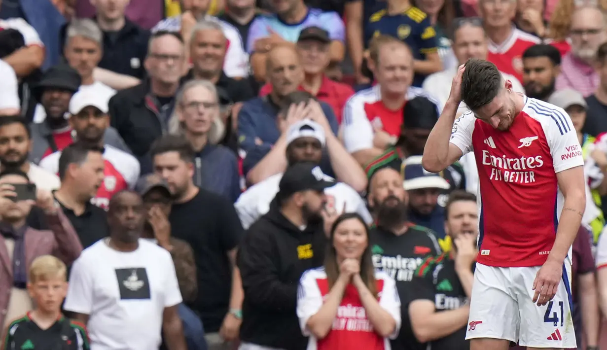 Pemain Arsenal, Declan Rice tertunduk lesu saat meninggalkan lapangan setelah diganjar kartu merah oleh wasit pada laga lanjutan Liga Inggris 2024/2025 melawan West Ham United di Emirates Stadium, London, Inggris, Sabtu (31/08/2024). (AP Photo/Alastair Grant)