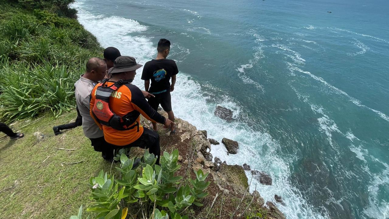 Lagi Asyik Mancing Gurita Kapal Nelayan Tiba-Tiba Dihantam Ombak di Gunungkidul, Begini Nasibnya