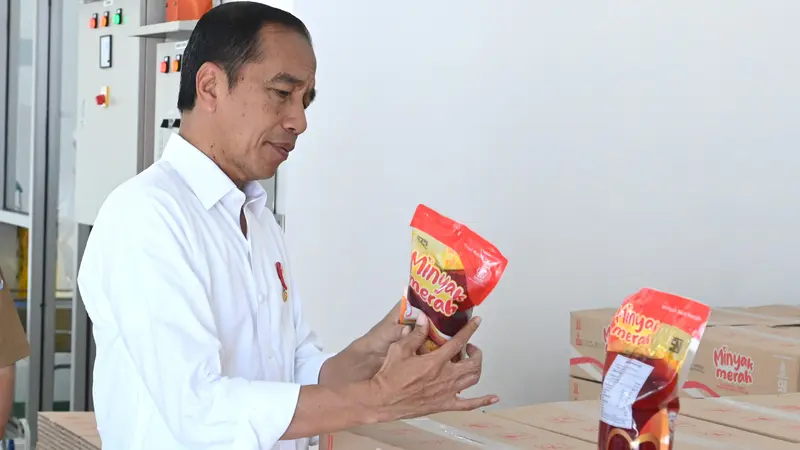 Presiden Joko Widodo atau Jokowi mengatakan harga minyak makan merah lebih murah dibandingkan minyak goreng di pasaran.