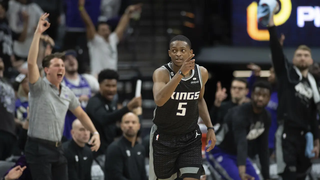 Aksi pemain Kings De'Aron Fox saat melawan Warriors di play-off NBA