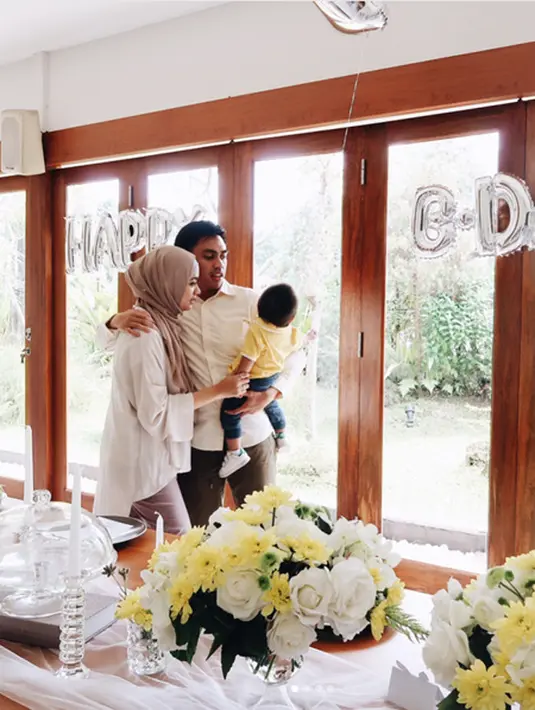 Senang dengan hasil yang didapat, pasangan ini lantas membuat lagi hingga akhirnya dijadikan mini album. Single dari mini album tersebut adalah Teman Tapi Menikah. Project bersama pasangan selebriti ini di bawah naungan Juni Records. (Instagram/ayudiac)