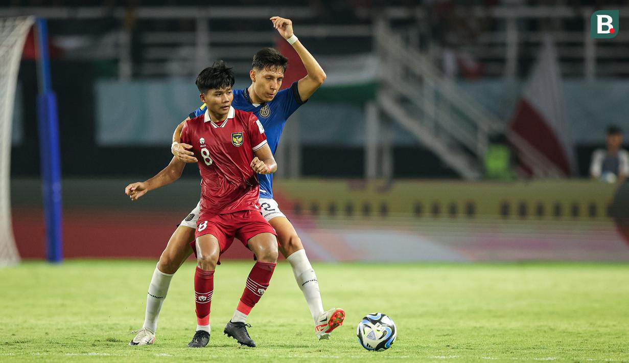 <p>Pemain Timnas Indonesia U-17, Arkhan Kaka (depan) berebut bola dengan pemain Timnas Ekuador U-17, Jair Collahuazo pada laga pertama Grup A Piala Dunia U-17 di Stadion Gelora Bung Tomo, Surabaya, Jumat (10/11/2023) malam WIB. (Bola.com/Bagaskara Lazuardi)</p>