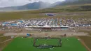 Foto dari udara pada 10 Agustus 2020 memperlihatkan kompetisi tarik tambang yang digelar di Wilayah Damxung, Daerah Otonom Tibet, China. Dengan mengenakan pakaian tradisional, para penggembala dari sejumlah desa di Wilayah Damxung berpartisipasi dalam permainan tradisional itu. (Xinhua/Jigme Dorje)