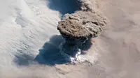 Gunung Raikoke meletus dari potret angkasa luar. (NASA)