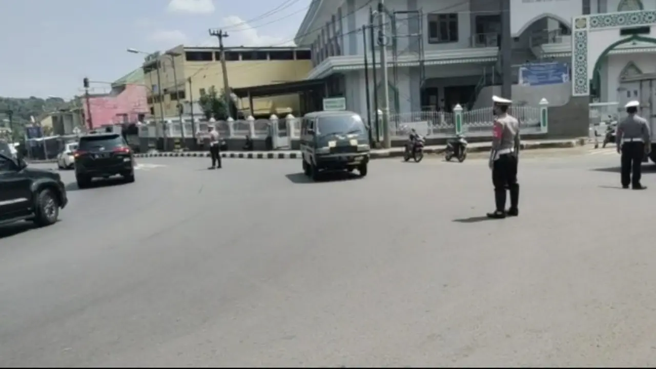 Sejumlah anggota kepolisian polres Garut, Jawa Barat, tengah melakukan upaya penyekatan untuk menghindari penyebaran Covid-19 dalam momen lebaran tahun ini.