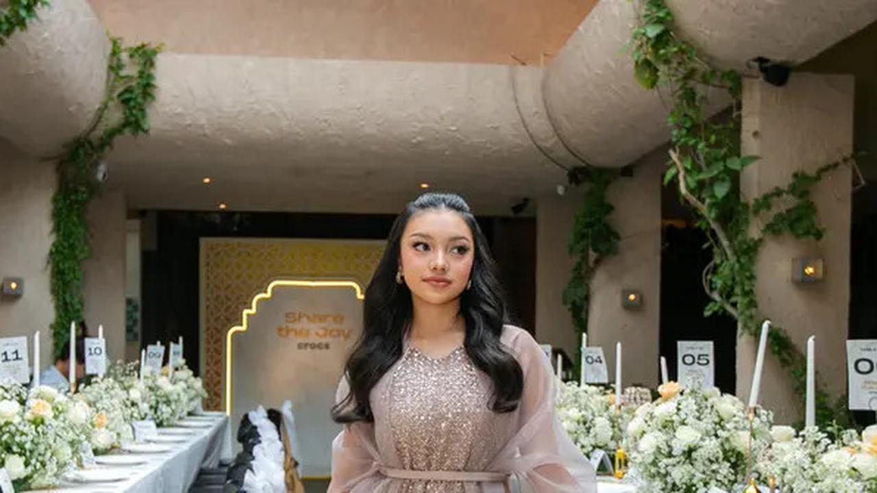 Potret Cantik Naura Ayu Pede Pakai Gamis Shimer Sebagai Outfit Baju Lebaran 2025, Makin Chic dengan Sendal Crocs