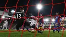 Pemain MU, Paul Pogba mampu memaksimalkan umpan Zlatan Ibrahimovic menjadi gol di depan mulut gawang Crystal Palace pada menit ke 42+2 untuk membuka keunggulan. (Reuters/Stefan Wermuth).