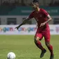 Bek Timnas Indonesia, Abduh Lestaluhu, menggiring bola saat melawan Hongkong pada laga persahabatan di Stadion Wibawa Mukti, Jakarta, Selasa (16/10). Kedua negara bermain imbang 1-1. (Bola.com/Vitalis Yogi Trisna)