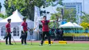 Kali ini, cabang olahraga (cabor) panahan Indonesia berhasil menyumbang medali emas dari nomor panahan recurve beregu putra. Tampak dalam foto, tim panahan Indonesia, Riau Ega Agata Salsabilla bersama Arif Dwi Pangestu, dan Ahmad Khoirul Baasith (dari kanan ke kiri) saat bertanding pada final nomor recurve beregu putra SEA Games 2025 di Football Field 1, Bangkok, Thailand, Rabu (17/12/2025). (Bola.com/Bagaskara Lazuardi)