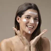 Ilustrasi wanita menggunakan sunscreen (copyright Freepik)