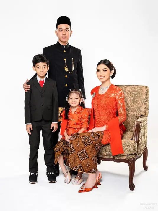 Tepat di momen pelantikan Gibran Rakabuming Raka sebagai Wakil Presiden RI 2024-2029, dirinya turut serta mengajak keluarganya untuk melakoni pemotretan bersama. [@riomotret].
