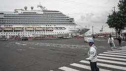Petugas keamanan mengatur aktivitas di sekitar kapal pesiar Costa Serena yang bersandar di Pelabuhan Nagoya, Prefektur Aichi, Jepang, Selasa (15/9/2026), menjelang Asian Games 2026 Aichi-Nagoya. Kapal pesiar tersebut didatangkan sebagai salah satu akomodasi atlet dan ofisial karena panitia tidak membangun perkampungan atlet, dengan kapasitas sekitar 4.000 orang. (AFP/Fred Mery)