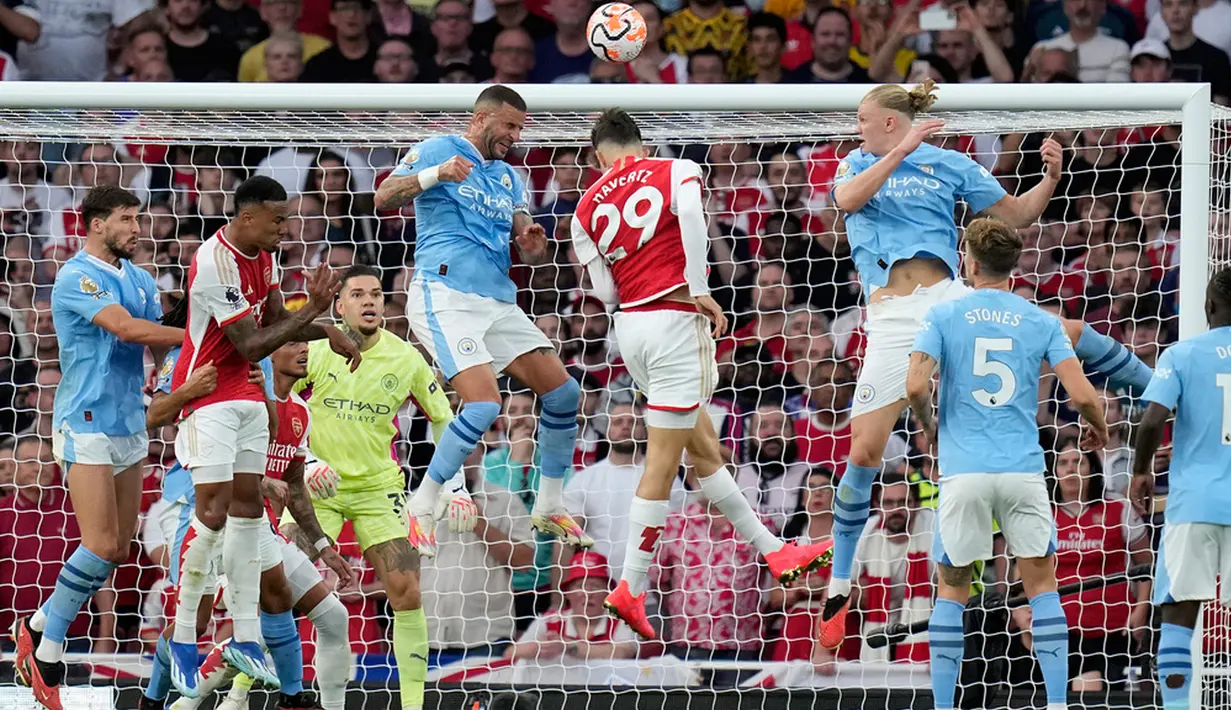 Pertarungan kualitas antara dua tim papan atas membuat kedua tim kesulitan cetak gol. Pada 15 menit pertama menjadi pertarungan lini tengah dan pertahanan kuat ditunjukkan kedua tim. (AP Photo/Kirsty Wigglesworth)