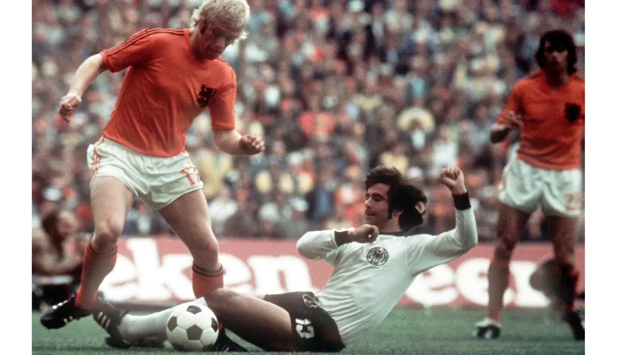 Gerd 'Bomber' Mueller (tengah) menempati peringkat kedua top scorer timnas Jerman dengan koleksi 68 gol sepanjang karir bersama tim Panser. gol pertama sang Bomber berawal pada 8 April 1967. (EPA/Schnoerrer)