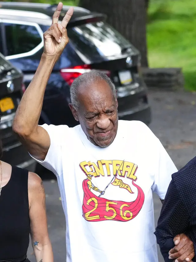 Bill Cosby berpose setelah dibebaskan dari penjara. (AP Photo/Matt Rourke)