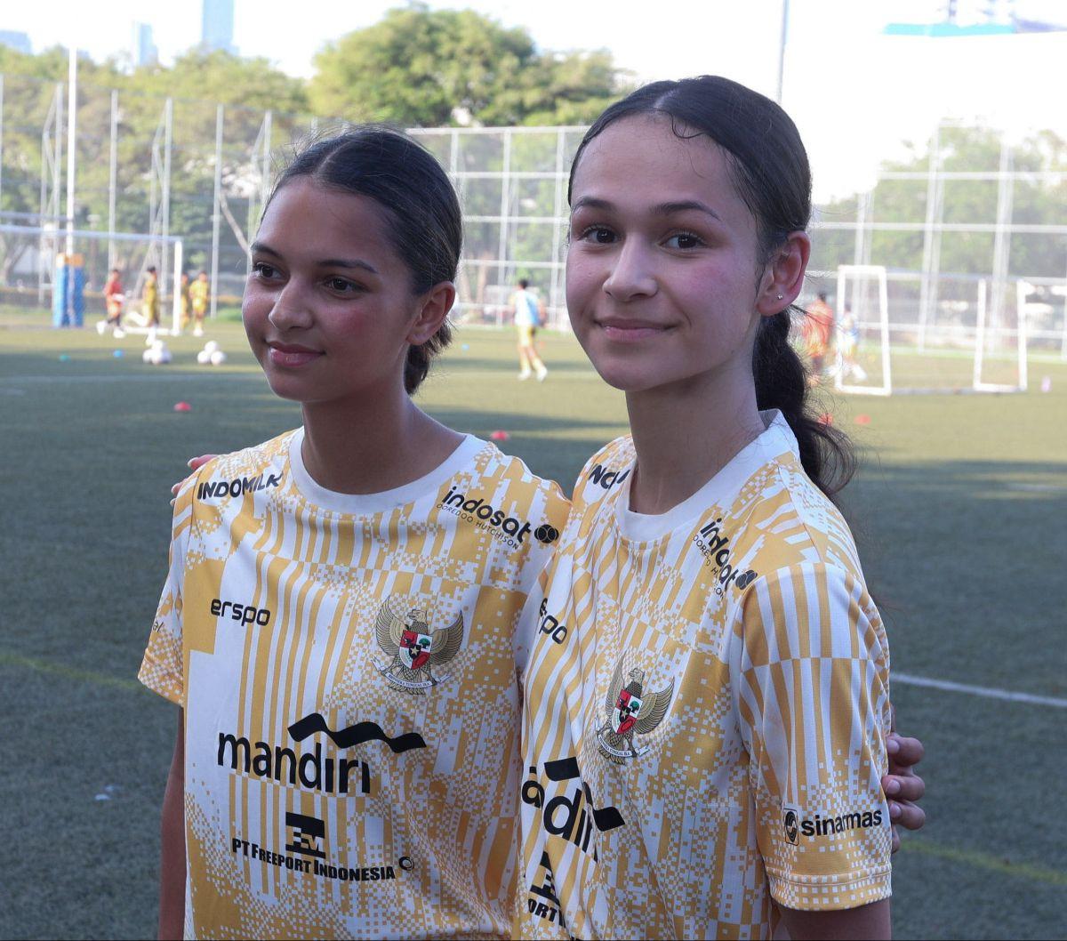 Dua pemain berdarah Belanda-Indonesia, Noa Leatomu dan Estella Loupatty telah bergabung dengan Timnas Indonesia Putri. Keduanya tampak mengikuti pemusatan latihan Garuda Pertiwi yang berlangsung di Jakarta, Rabu (26/6/2024). Foto: Bola.com/M. Iqbal Ichsa