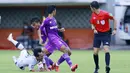 Gelandang Bali United, Hariono (kiri) terjatuh saat berebut bola dengan pemain Persita Tangerang dalam laga matchday ke-3 Grup D Piala Menpora 2021 di Stadion Maguwoharjo, Sleman, Jumat (2/4/2021). (Bola.com/M Iqbal Ichsan)
