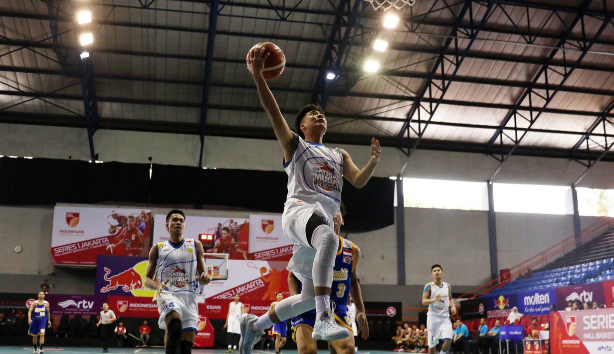 Pemain Satria Muda, Hans Abraham melakukan lay up tanpa halangan pemain Bimasakti pada laga IBL Reguler Season di Hall A Senayan, Jakarta, Senin (11/1/2016). Satria Muda menang 55-33. (Bola.com/Nicklas Hanoatubun)