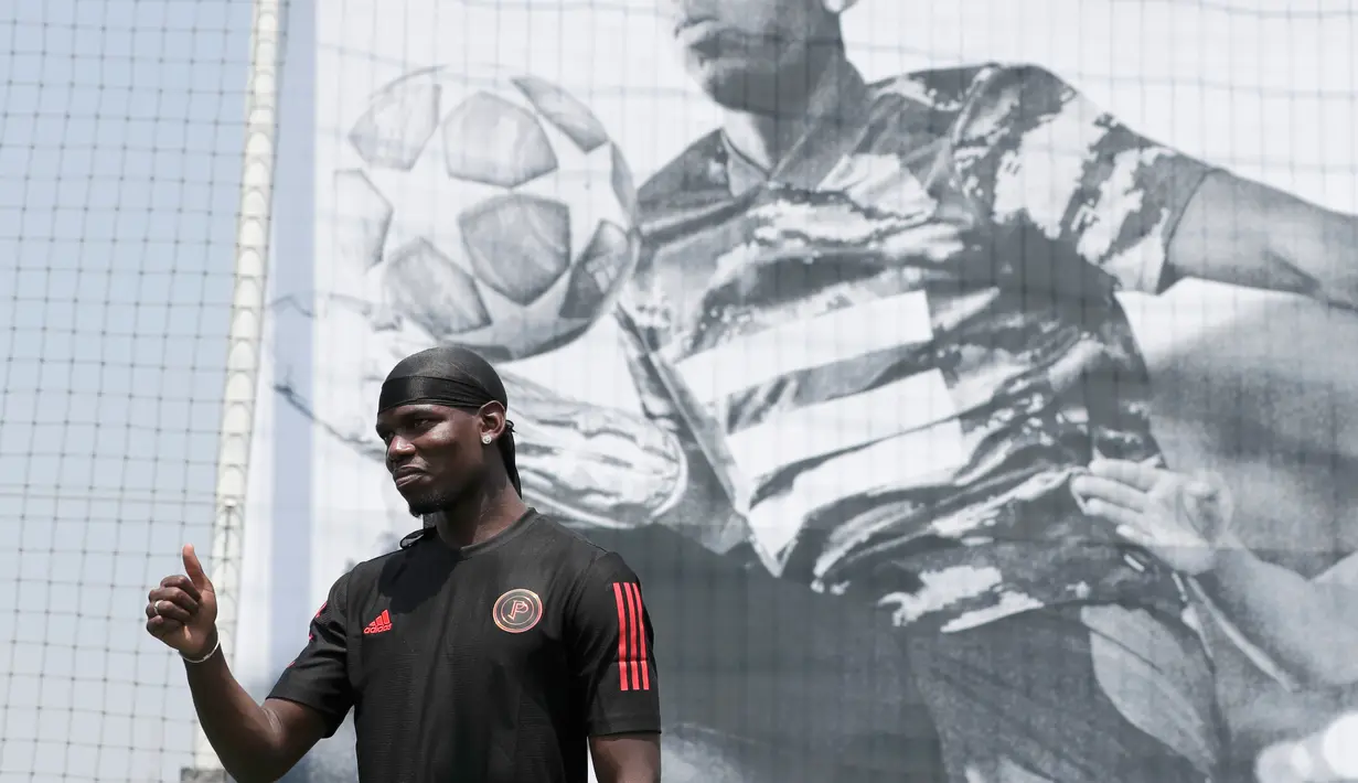 Gelandang Manchester United asal Prancis, Paul Pogba menyapa para penggemarnya saat jumpa pers di Seoul, Korea Selatan, Kamis (13/6/2019). Paul Pogba berada di Seoul sebagai bagian dari tur Asia-nya. (AP Photo/Lee Jin-man)