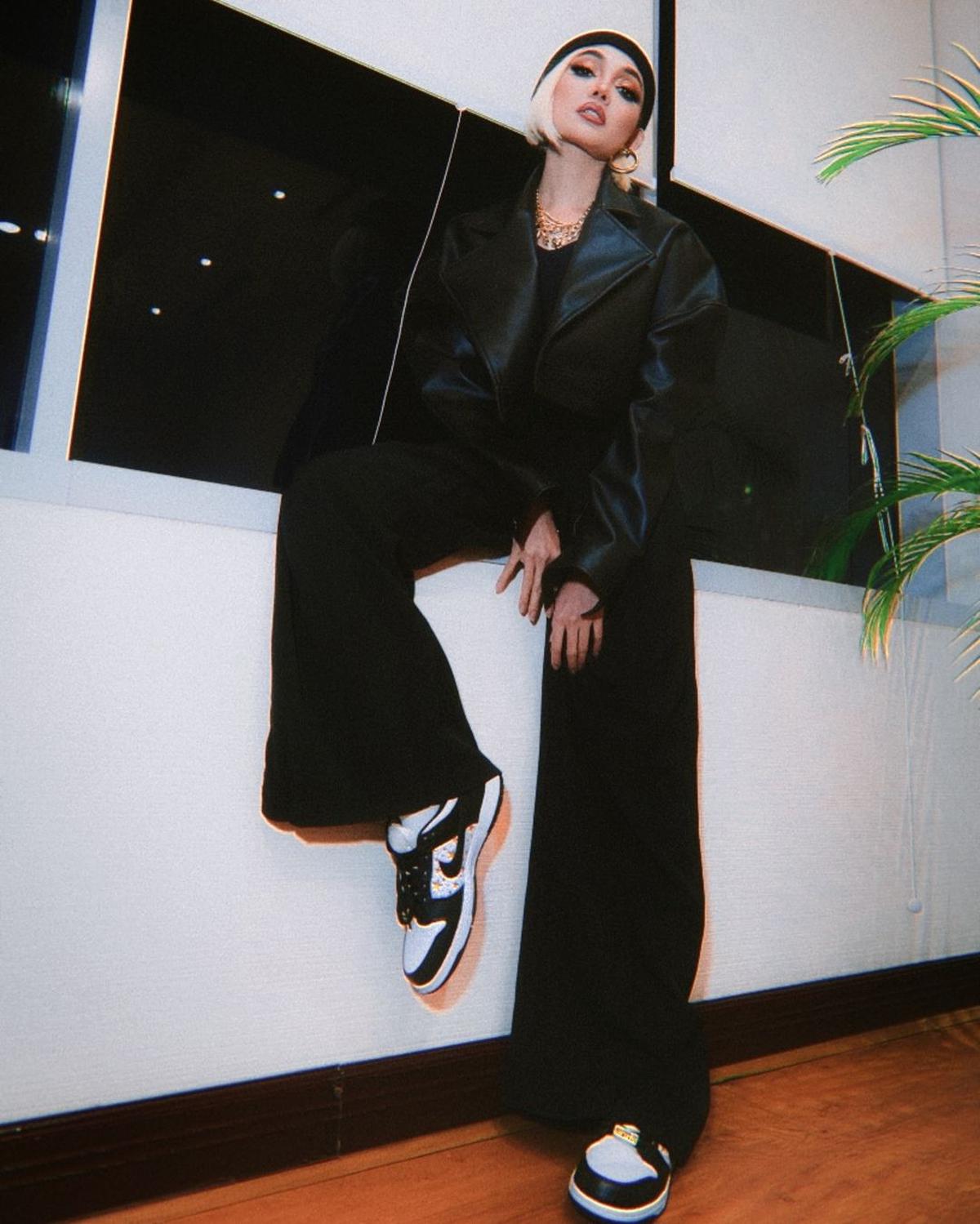 Bikin Netizen Terkecoh, Ini Potret Rina Nose Impersonate Agnez Mo - Gaya Nyanyinya Mirip Banget