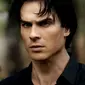 Ian Somerhalder baru-baru ini tertangkap kamera sedang menggandeng mesra seorang gadis. Siapakah dia?