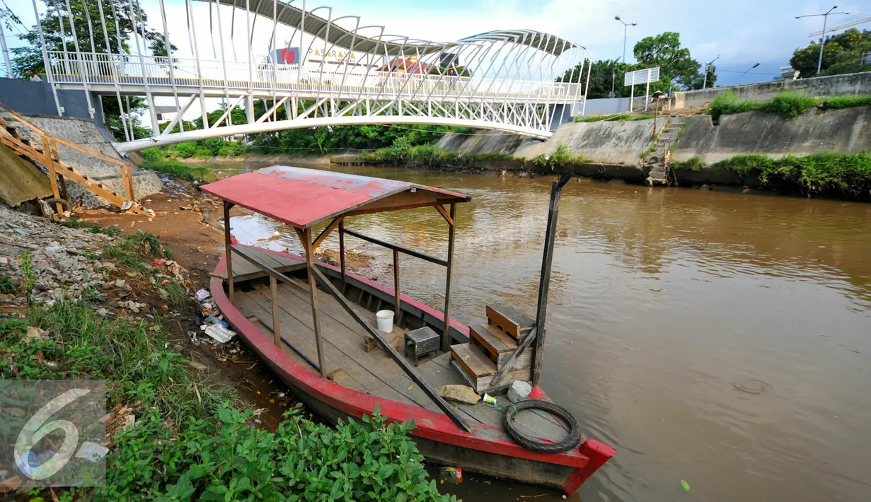 Kehadiran Jembatan di atas sungai Ciliwung yang memang mempermudah akses penyeberangan warga dan mengalahkan alat transportasi tradisional perahu eretan yang ada sejak tahun 60an tersebut, Jakarta, Kamis (28/4/2016). (Liputan6.com/Yoppy Renato)