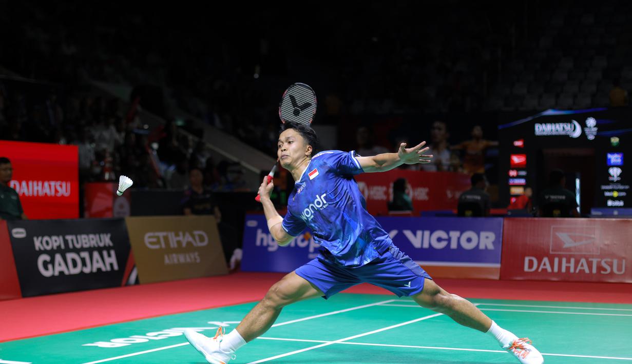 Pebulu tangkis tunggal putra Indonesia, Anthony Sinisuka Ginting mengembalikan kok saat melawan Kantaphon Wancharoen (Thailand) pada babak kualifikasi Indonesia Masters 2026 di Istora Gelora Bung Karno, Senayan, Jakarta, Selasa (20/1/2026). (Bola.com/Bagaskara Lazuardi)