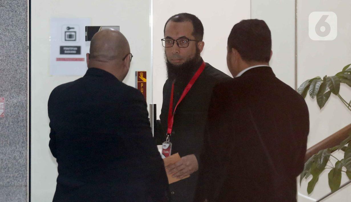 Khalid Basalamah diperiksa sebagai pemilik biro travel haji dan umrah Uhud Tour (PT Zahra Oto Mandiri Uhud Tur). Tampak dalam foto, Direktur/Pemilik PT Zahra Oto Mandiri (Uhud Tour) yang juga pendakwah, Khalid Zeed Abdullah Basalamah (tengah), usai menjalani pemeriksaan di Gedung Merah Putih Komisi Pemberantasan Korupsi (KPK), Jakarta, Kamis (23/4/2026). (Liputan6.com/Helmi Fithriansyah)