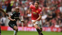 Gelandang Manchester United (MU), Nemanja Matic (kanan), coba lewati striker West Ham United, Andre Ayew, pada laga di Old Trafford, Minggu (13/8/2017). (AFP/Oli Scarff)