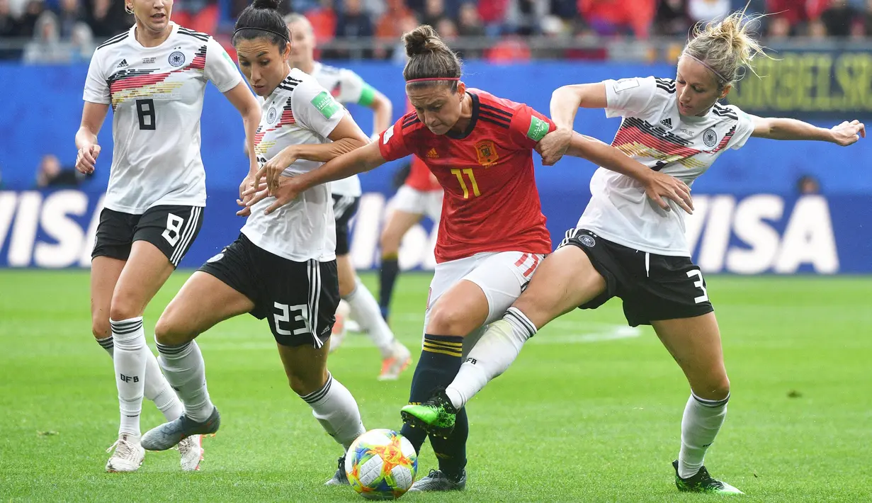 Selain itu pemain Timnas Spanyol itu juga dinobatkan sebagai Pemain Terbaik Wanita UEFA dan Gelandang Terbaik Tahun Ini. (AFP/Philippe Huguen)