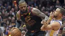 Pemain Cleveland, LeBron James (kiri) mencoba melewati adangan pemain Warriors, Stephen Curry pada gim ketiga final NBA basketball di Quicken Loans Arena, (6/6/2018). Warriors kalahkan Cavaliers 110-102. (Joshua Gunter/The Plain Dealer via AP)