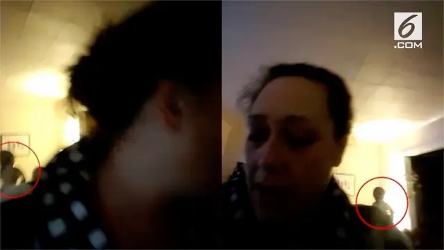 Rekaman bayangan misterius yang muncul pada panggilan video seorang wanita. Diduga bayangan tersebut adalah hantu atau alien.
