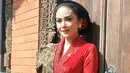 Kembali dengan kebaya merah, kali ini Krisdayanti pilih model kebaya Kartini dengan bordir. Dipadukan dengan kain batik sebagai selendang dan bawahan. [@krisdayantilemos]
