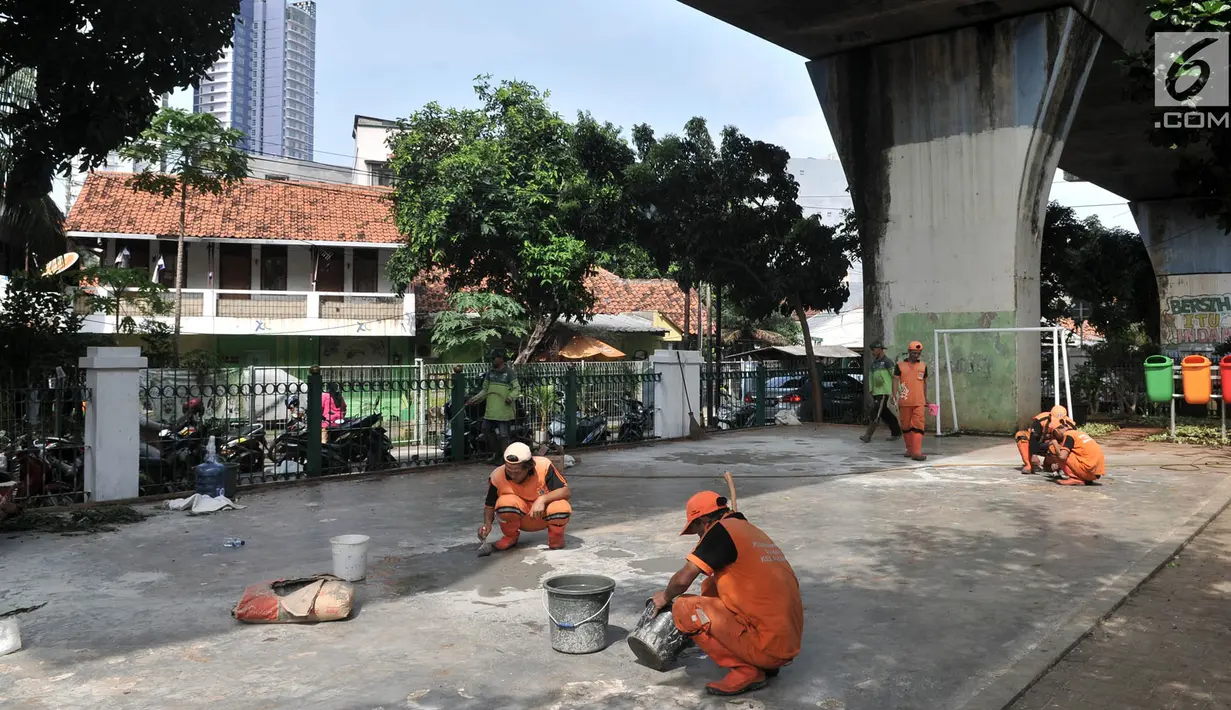 Petugas PPSU Kelurahan Pasar Baru memperbaiki lapangan saat perawatan RPTRA Pintu Air, Pasar Baru, Jakarta, Selasa (23/4). Perawatan RPTRA sekaligus mempercantik lingkungan demi meningkatkan kenyamanan bagi anak-anak bermain di tempat tersebut. (Liputan6.com/Iqbal S. Nugroho)