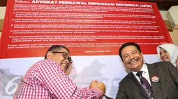 Otto Hasibuan (kanan) bersama Ketua Peradi Fauzi Hasibuan, Jakarta, Rabu (23/3/2016). APDI mendorong pelaksanaan pilkada 2017 tanpa kriminalisasi terhadap calon Kepala Daerah. (Liputan6.com/Yoppy Renato)