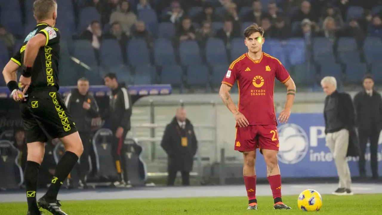 Foto: Momen Paulo Dybala Kena Teror Sinar Laser saat Laga AS Roma Kontra Lazio di Coppa Italia