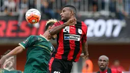Pemain Persipura, Marinus M Manewar (kanan) menyundul bola ke gawang PSS Sleman saat laga pembuka turnamen Piala Presiden 2017 di Stadion Maguwoharjo, Sleman, Sabtu (4/2). Laga berakhir imbang 0-0. (Liputan6.com/Helmi Fithriansyah)