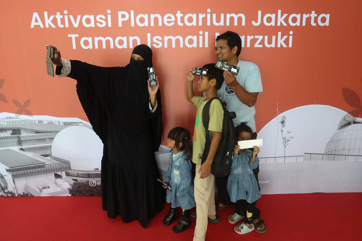 FOTO: Libur Natal Warga Kunjungi Planetarium Jakarta yang Kembali Dibuka