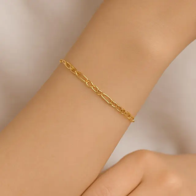 Model Gelang Emas Rantai Kecil yang Simple Tapi Elegan