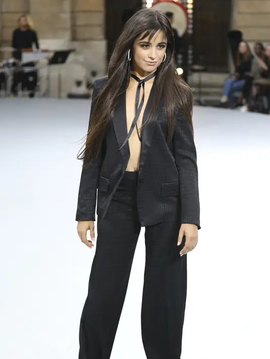 Camila Cabello berpose di catwalk memakai kreasi dari koleksi L'Oreal Ready To Wear Spring-Summer 2020 selama pekan mode di Paris (28/9/2019). Camila Cabello juga mengenakan sepatu dengan tumit terbuka dan anting-anting perak di kupingnya. (Photo by Vianney Le Caer/Invision/AP)