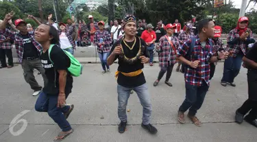 Massa pendukung Basuki T Purnama (Ahok) meneriakkan yel-yel di depan Gedung Kementerian Pertanian, Jakarta, Rabu (29/3). Dalam sidang ke-16 tersebut tim kuasa hukum menghadirkan 7 saksi ahli untuk meringankan Ahok. (Liputan6.com/Immanuel Antonius)