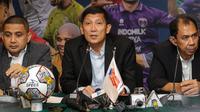 Dirut baru PT LIB, Ferry Paulus memberikan keterangan kepada wartawan setelah&nbsp;Rapat Umum Pemegang Saham (RUPS) Luar Biasa PT LIB yang berlangsung di Hotel Sultan, Ruang Semeru, Selasa (15/11/2022). (Bola.com/Bagaskara Lazuardi)