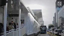 Bus Transjakarta melintasi Halte Bundaran Hotel Indonesia (HI), Jakarta, Senin (25/3). Halte Bundaran HI menjadi halte Transjakarta pertama yang terintegrasi fisik secara langsung dengan stasiun Moda Raya Terpadu (MRT). (Liputan6.com/Faizal Fanani)